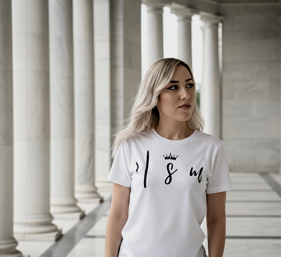 Donna con t-shirt bianca minimal di lusso che cammina in un portico con colonne in marmo, stile old money e lifestyle elegante